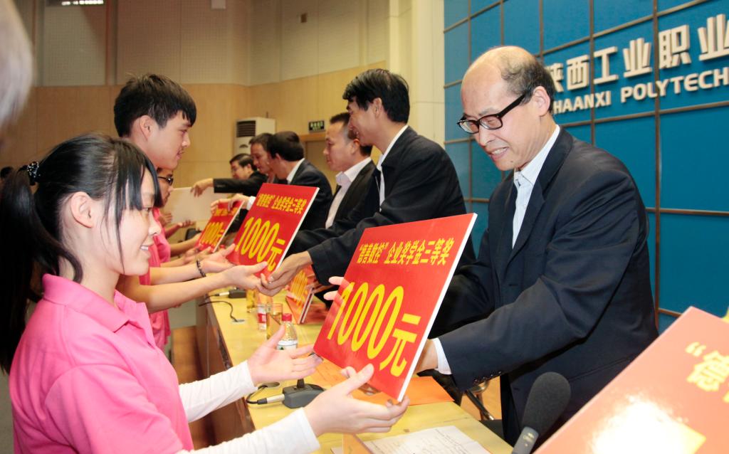 与会领导为获奖学生颁奖