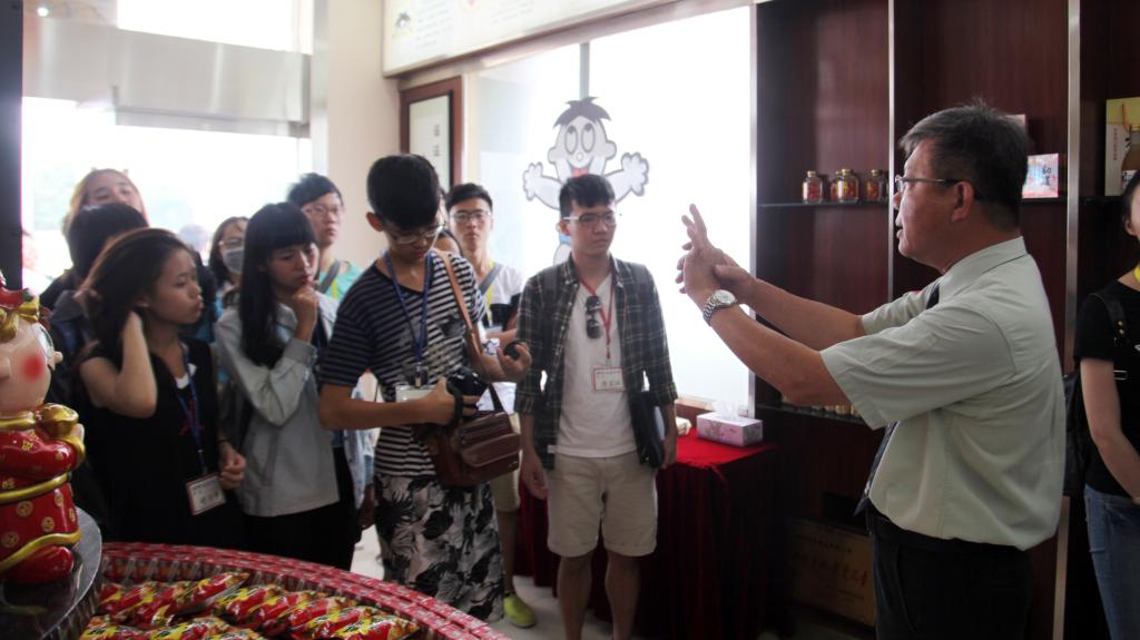 研习营一行听取企业负责人介绍