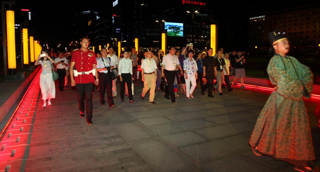 研习营营员参加仿古入城仪式