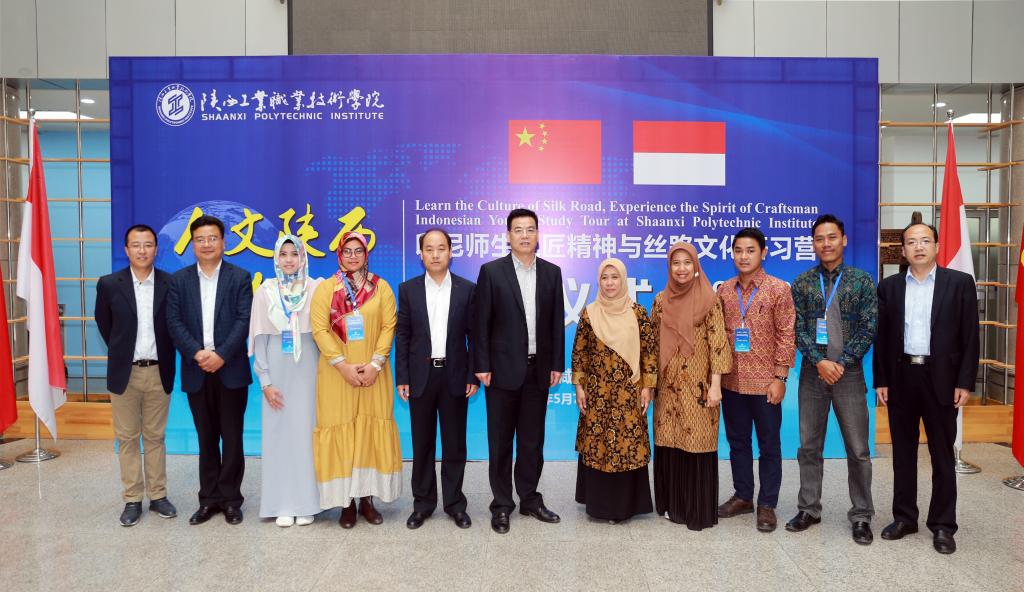 与会领导、工作人员合影